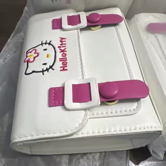 Hello Kitty Shoulder Bag - Kawaii Design in White and Pink with Adjustable Strap - Picture 6 of 13